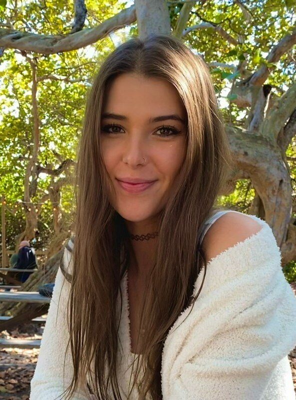 Isabella Lööf smiling next to a tree